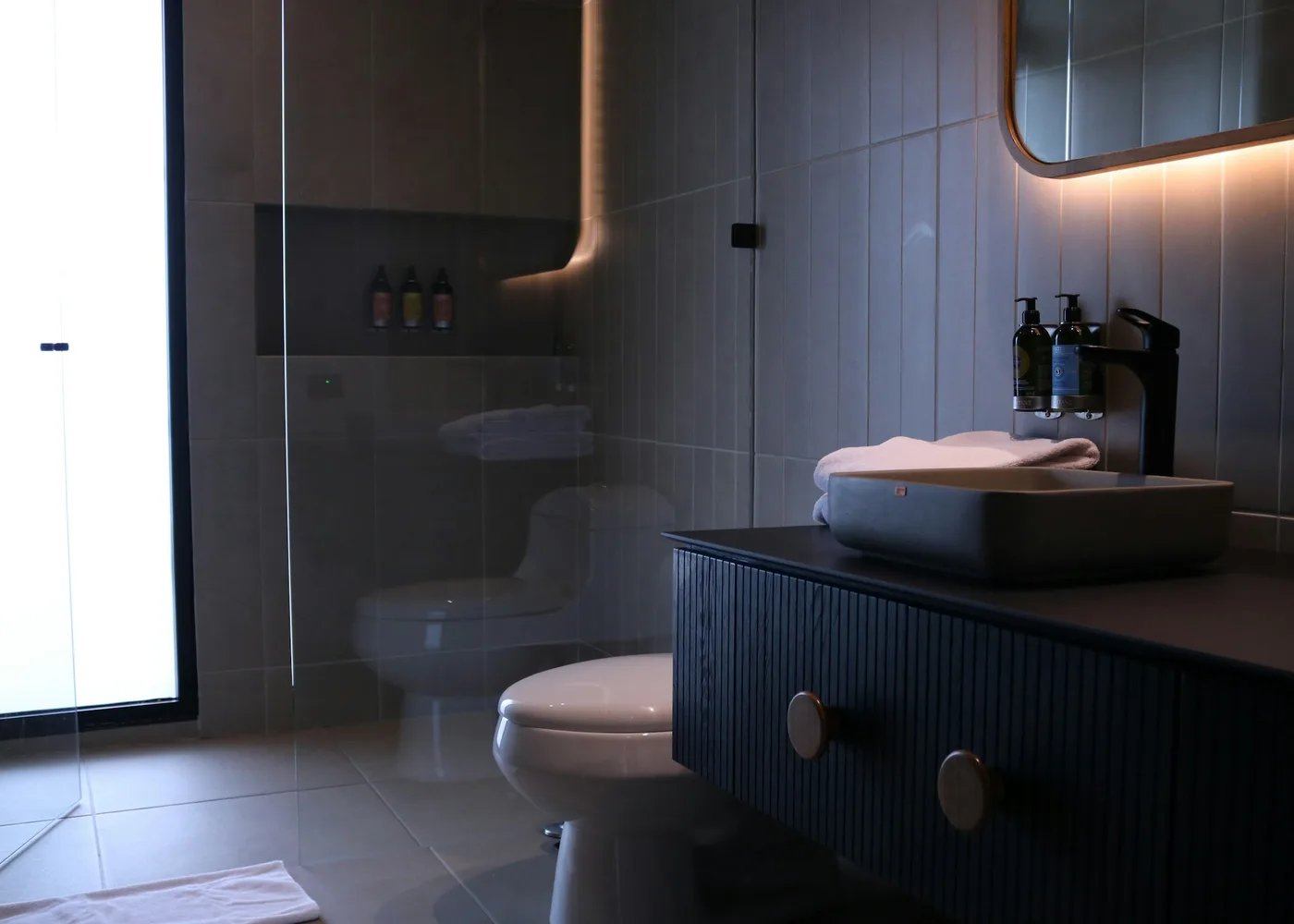 Statement en-suite with twin vanity and matte black fittings in Harrogate